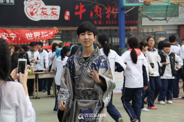 青岛九中国家风情周 怪异装束雷到没朋友