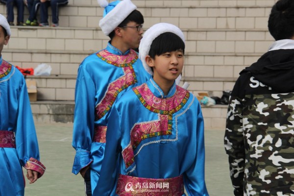 青岛九中国家风情周 怪异装束雷到没朋友