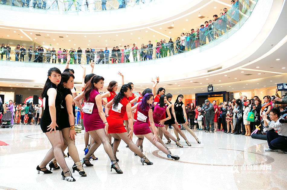 高清:青岛上演旗袍快闪 大妈穿旗袍韵味十足