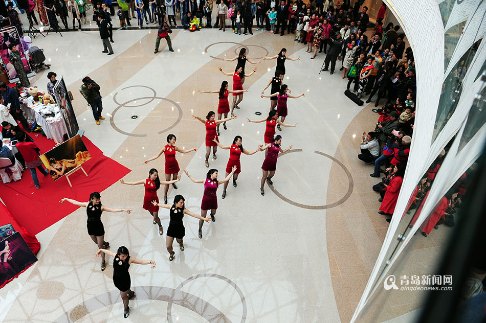 高清:青岛上演旗袍快闪 大妈穿旗袍韵味十足