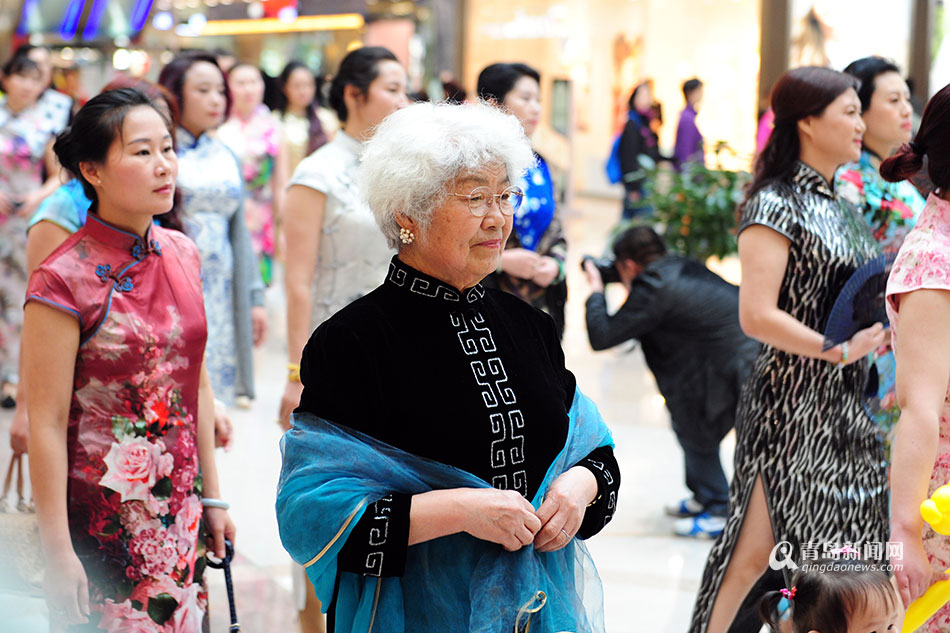 高清:青岛上演旗袍快闪 大妈穿旗袍韵味十足
