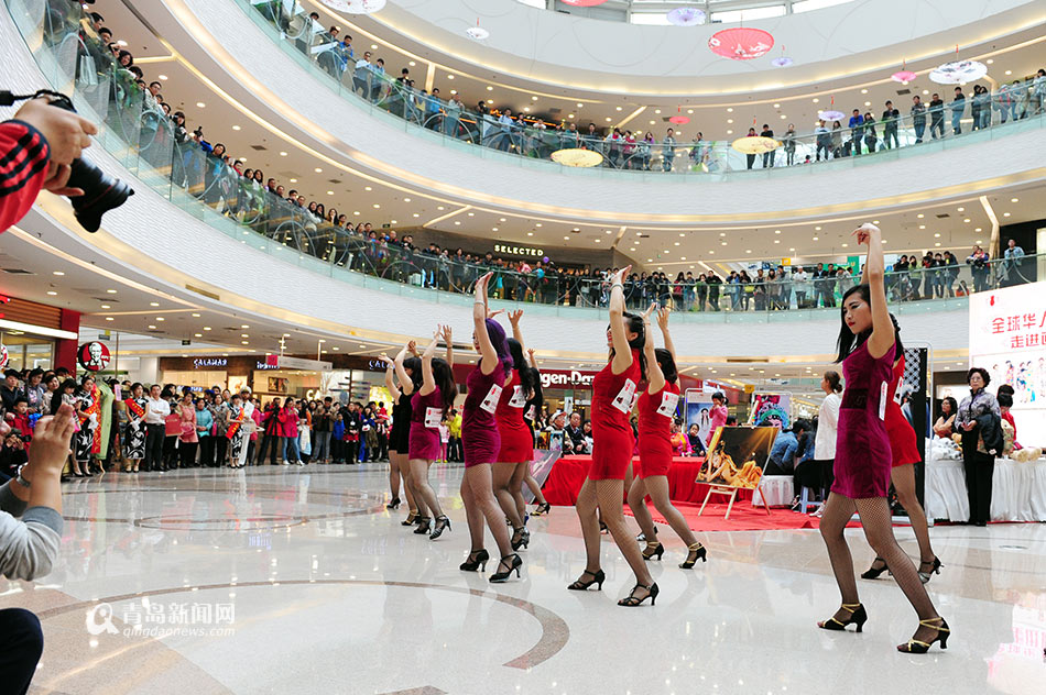 高清:青岛上演旗袍快闪 大妈穿旗袍韵味十足