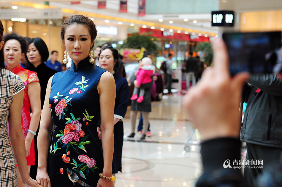 高清:青岛上演旗袍快闪 大妈穿旗袍韵味十足