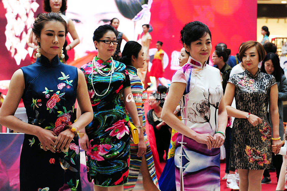 高清:青岛上演旗袍快闪 大妈穿旗袍韵味十足