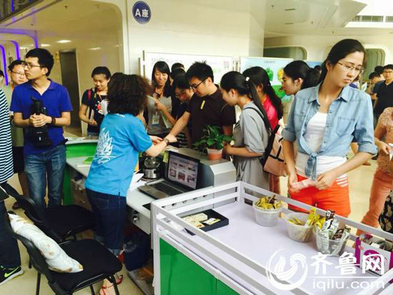 马春妍向媒体记者介绍阿姨点餐订餐模式。