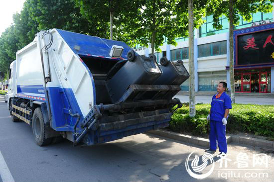 董曰磊正在进行垃圾清理工作