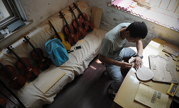 【图片故事】海大硕士结束三年隐居 进城卖琴