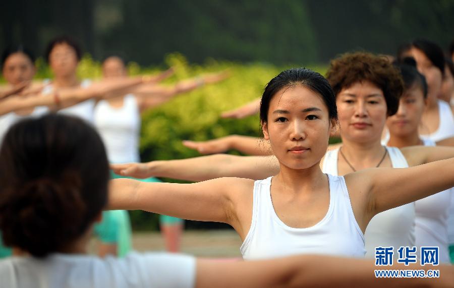 （体育）（2）全民健身——户外瑜珈：享受运动和谐之美