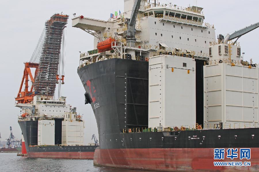 #（经济）（2）两艘自主设计5万吨级半潜运输船在山东烟台交付