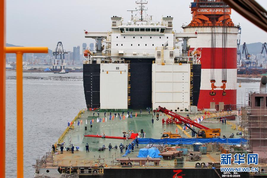 #（经济）（4）两艘自主设计5万吨级半潜运输船在山东烟台交付
