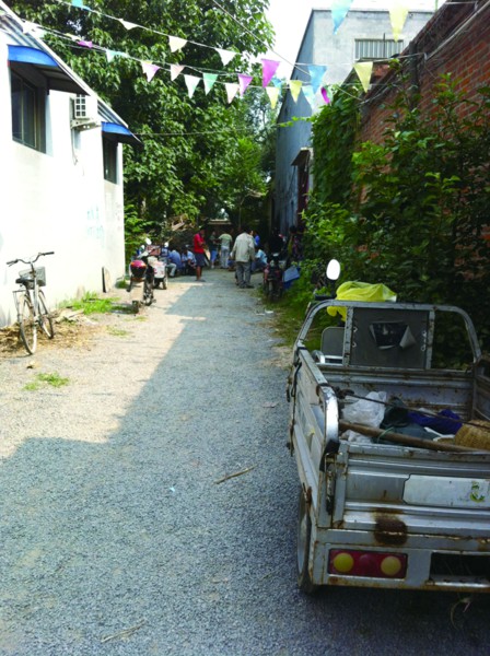 事发后不断有人赶到遇害女孩家中安慰家长记者李林超摄