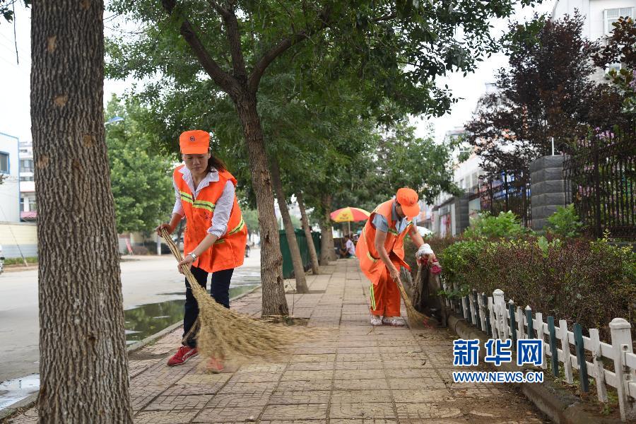 #（社会）（1）大学生陪养母扫马路