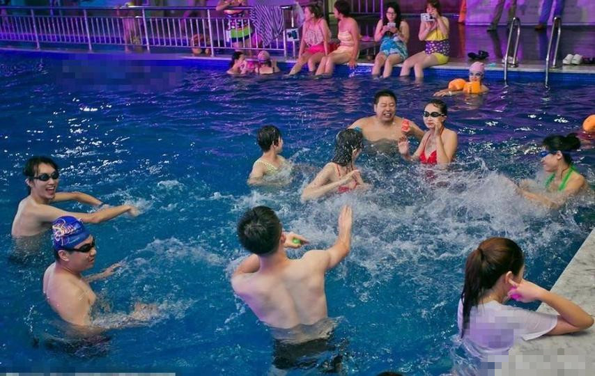 山东一游泳馆举办比基尼派对 与游客戏水