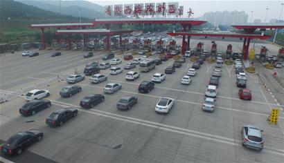 胶州湾隧道通行费调整首日车流量创纪录
