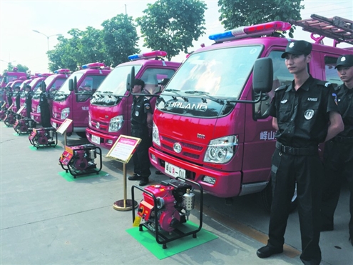 邹城市太平镇消防队装备的消防车和消防人员