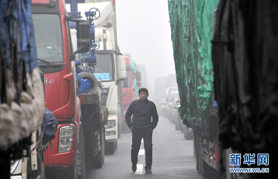 （社会）（1）大雾致京沪高速德州段车辆滞留超过40公里