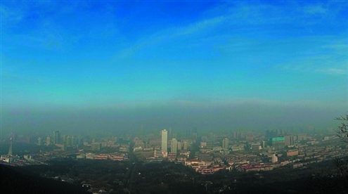 稀缺蓝天下的济南,正被新一轮雾霾笼罩 记者潘炳摄