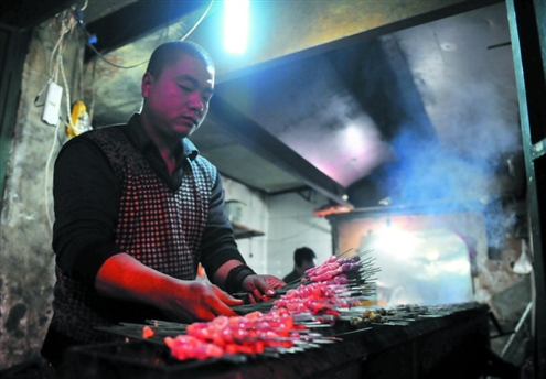 出镜人物 烧烤店老板 小杨 和许多农村孩子一样,小杨能吃苦肯卖力气,凭着这股吃苦耐劳的精神,他从一个普通的烧烤店小学徒成为一名烧烤店老板,未来小杨想将自己的烧烤分店开到正在规划中的中央CBD。