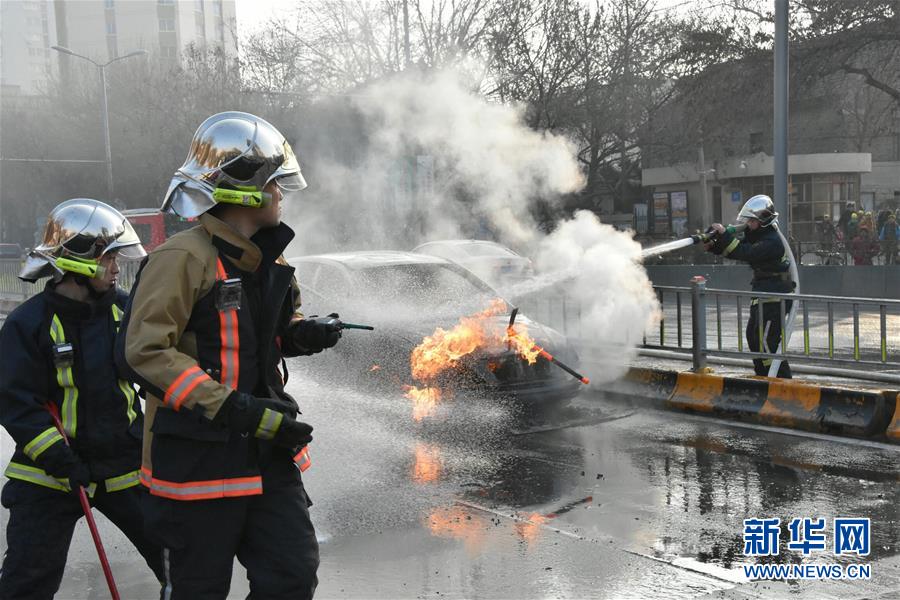 （新华网）（3）济南一私家车街头自燃
