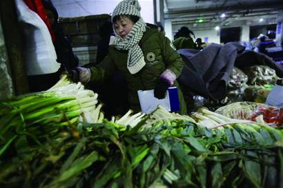 蔬菜批发夫妻档:凌晨两点拉菜 菜一冻就赔上万