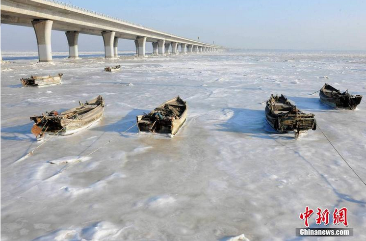 寒潮冰封胶州湾 渔船冻结在海面