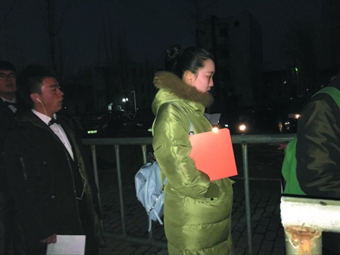 王晨在聊大排队等待考试