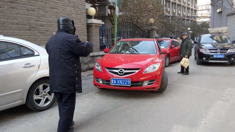 西双龙街30元停车费整改 穿“警服”收费员已被辞退