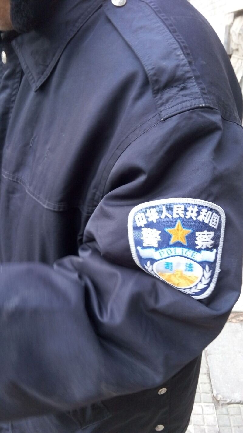 西双龙街30元停车费整改 穿“警服”收费员已被辞退