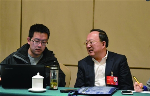 于国安(右)昨天接受本报记者专访