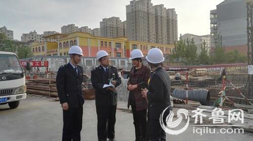 税务人员向建筑商介绍营改增