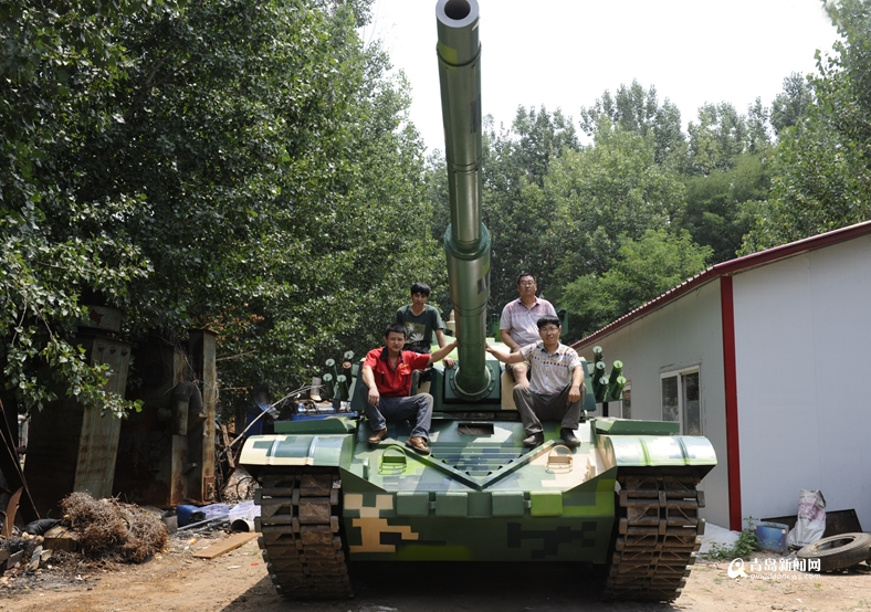 胶州农民自制仿真坦克 重达20吨操控自如