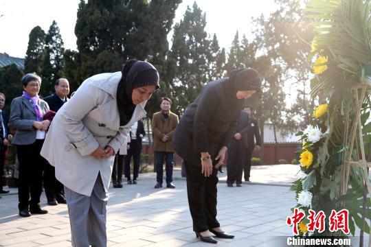 3月28日，苏禄王后裔杰赛尔·基拉姆公主及其母亲在苏禄王墓前行礼念先祖。　梁犇摄
