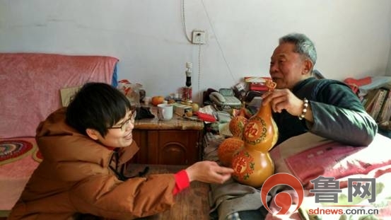 马天坤为记者展示过年新刻的“和谐宝葫芦”