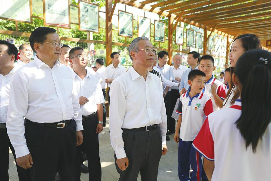 刘家义到济南市秀山小学走访慰问教师时强调 真正办好人民满意的教育推动由教育大省向教育强省迈进