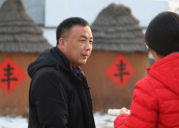 蒙阴县垛庄镇古泉村党支部书记刘元华和记者交谈。
