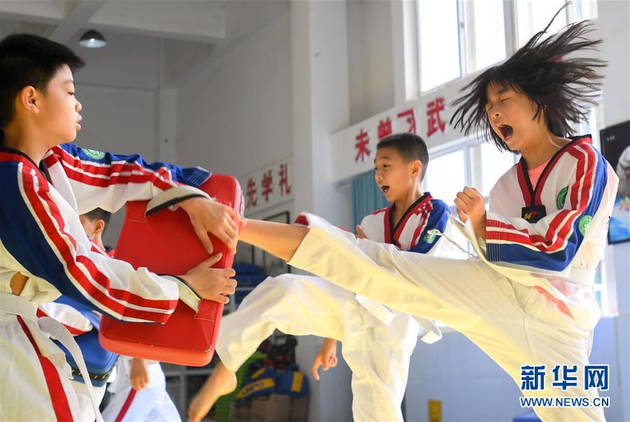 （体育）（4）小学校园里的跆拳道课