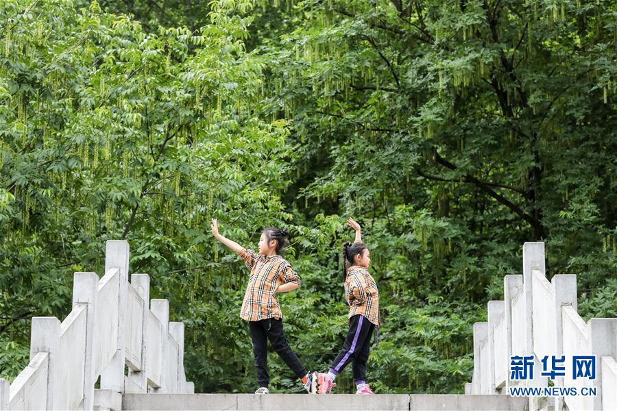 （体育）（10）全民健身——在家练舞的女孩