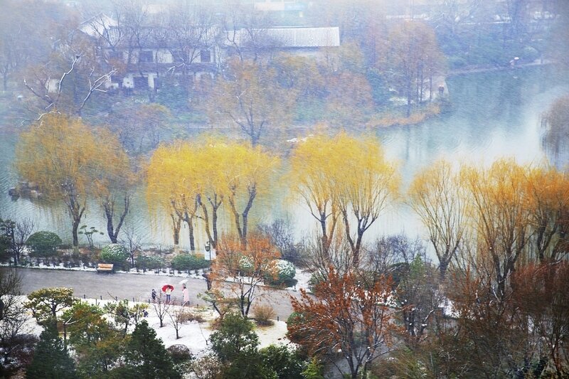雪中景：雪舞城如画 雾笼泉更欢