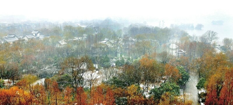 雪中景：雪舞城如画 雾笼泉更欢