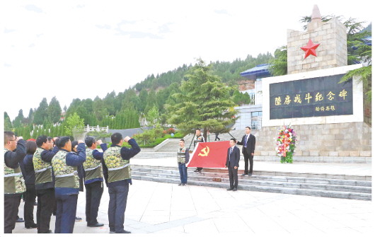 □李胜男 孔燕报道 4月2日，在陆房战斗纪念碑前，400余名肥城市干部群众代表，共同向革命烈士敬献花篮、肃立默哀，表达敬意和缅怀之情。1939年5月，在肥城市陆房山区，发生了抗日战争史上著名的陆房突围战，创造了抗日战争史上以少胜多的光辉战例。现在，这里已成为红色教育基地。