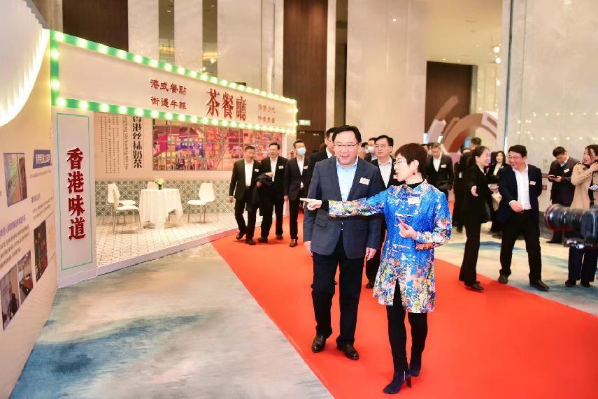 驻沪办主任蔡亮（右）和山东省人民政府台港澳事务办公室主任刘渊等巡展