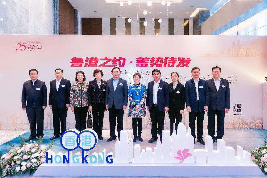 驻沪办主任蔡亮（右五）与山东省人民政府台港澳事务办公室主任刘渊（左五），山东省人大常委会委员、山东省人大民侨外委员会副主任委员李兴钰（右四），山东省商务厅副厅长吕伟（左四），山东省人民政府台港澳事务办公室副主任尹晓民（右三），山东省公安厅出入境管理局局长、一级警务专员于娜（左三），山东省贸促会副会长贺忠军（右二），青岛市委台港澳工作办公室主任纪家栋（左二），驻山东联络处副主任方明远（右一）及山东省公安厅港澳台事务办公室主任张东海（左一）合照。