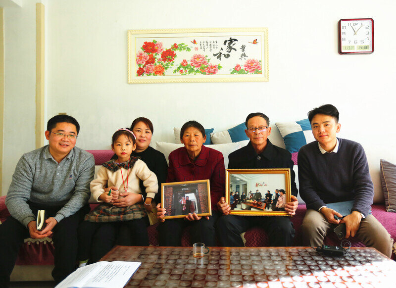 记者贾瑞君(左一)李广寅(右一)与许福华家人合影。 记者贾瑞君(左一)李广寅(右一)与许福华家人合影。