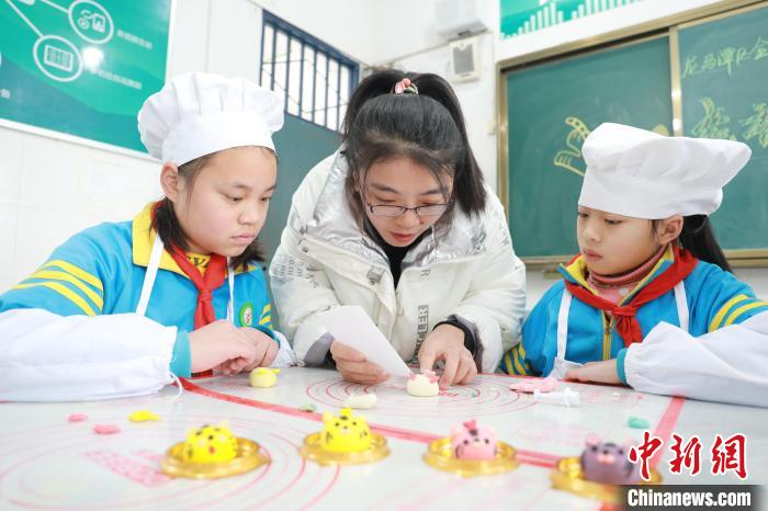 刘洋老师正在教授学生制作虎年春节花馍。　杨尚威 摄