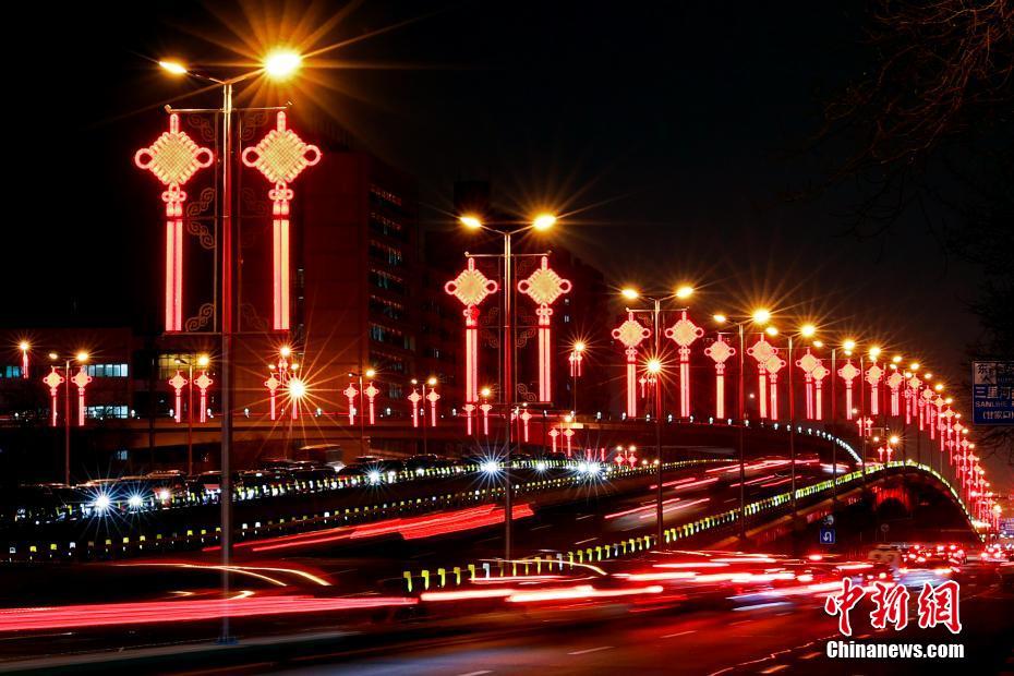 北京长安街点亮“中国结”