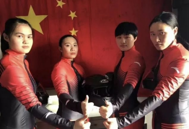 谭颖慧（右二）