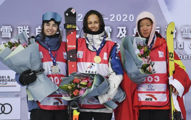 李芳慧（右一）