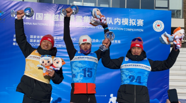 哈得斯·巴德里汗（中）