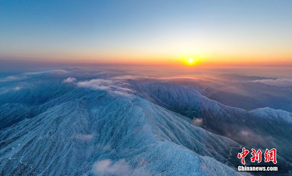 江西武宁太平山现壮丽云海雾凇景观