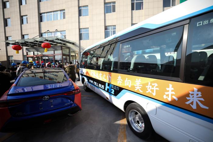 图为北京冬奥会投用的氢燃料电池汽车。　<a target=